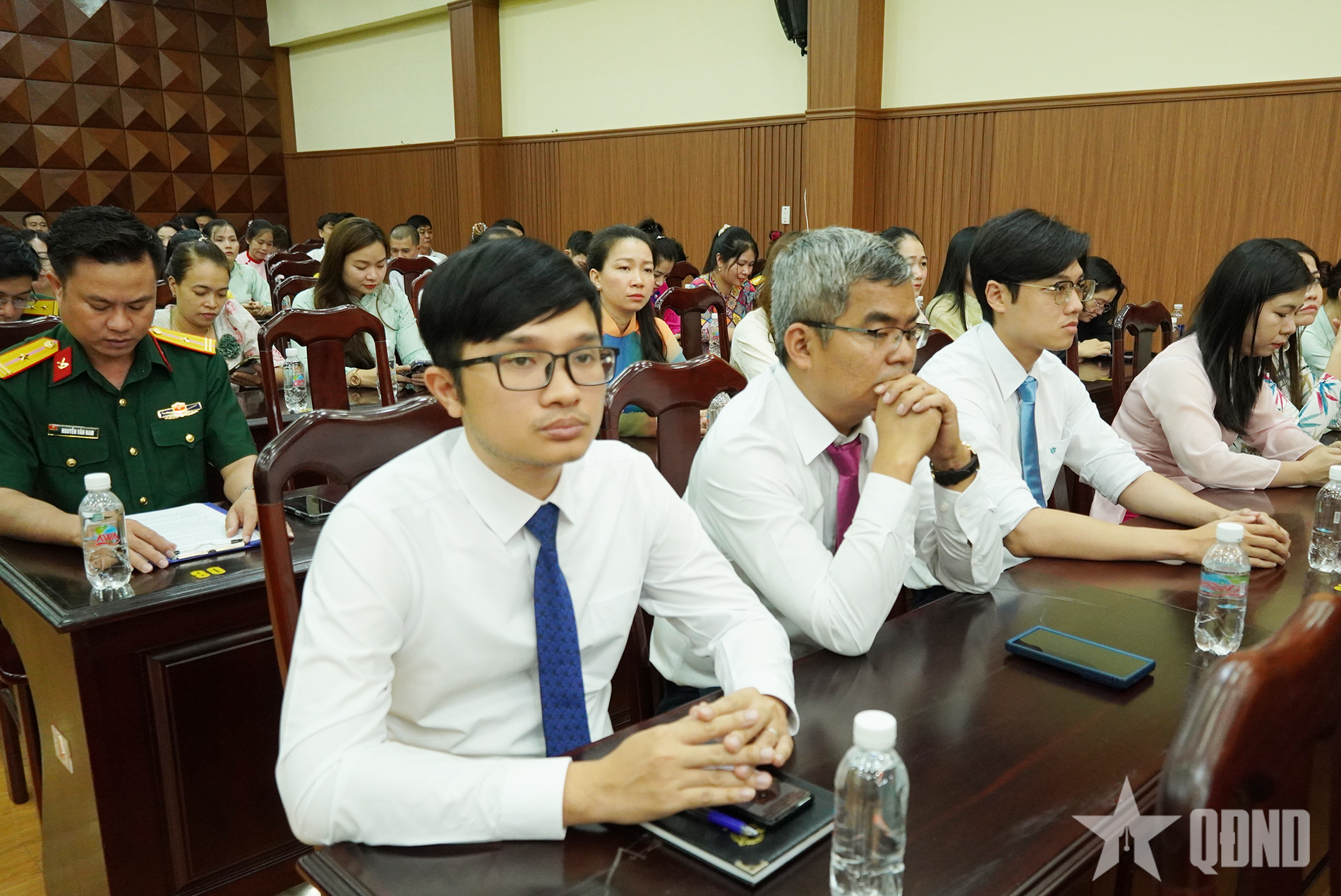 Konferansa yetkililer, personel ve işçiler katıldı.