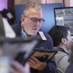 Wall Street dalgalanırken, Nasdaq teknoloji sayesinde yükselişe geçti.