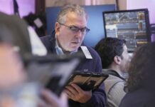 Wall Street dalgalanırken, Nasdaq teknoloji sayesinde yükselişe geçti.