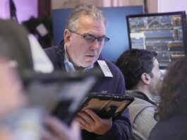 Wall Street dalgalanırken, Nasdaq teknoloji sayesinde yükselişe geçti.