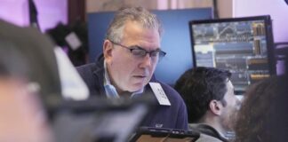 Wall Street dalgalanırken, Nasdaq teknoloji sayesinde yükselişe geçti.