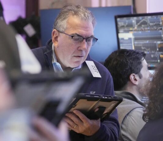 Wall Street dalgalanırken, Nasdaq teknoloji sayesinde yükselişe geçti.