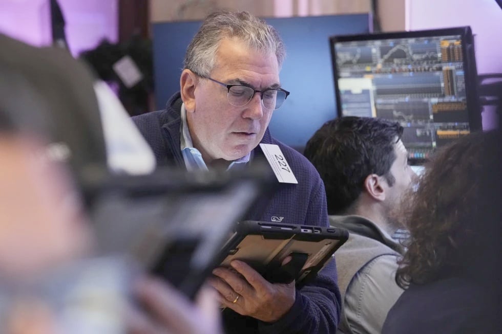 10 Nisan'da Wall Street, enflasyon ve jeopolitik gerilimler nedeniyle yatırımcıların temkinli davranmasıyla dalgalı bir seyir izlerken, Nasdaq teknoloji hisseleri tarafından desteklendi. Phố Wall giằng co trong phiên 10/4 khi nhà đầu tư thận trọng trước lạm phát và căng thẳng địa chính trị, trong khi Nasdaq được nâng đỡ bởi nhóm cổ phiếu công nghệ