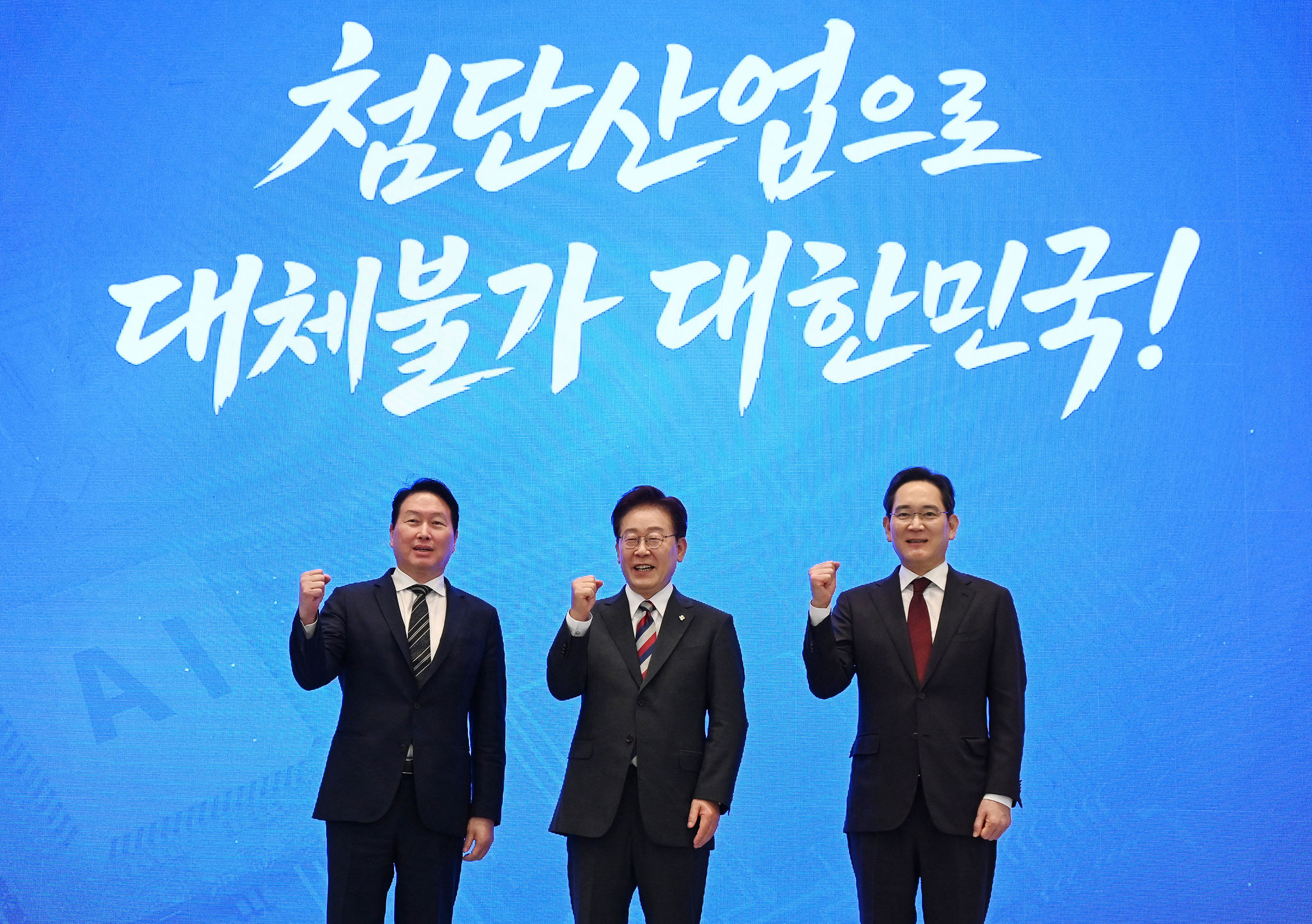 Güney Kore Cumhurbaşkanı Lee Jae-myung (ortada), Samsung Electronics Yönetim Kurulu Başkanı Lee Jae-yong (sağda) ve SK Group Yönetim Kurulu Başkanı Chey Tae-won (solda), 29 Haziran 2026'da Seul'deki Cumhurbaşkanlığı Sarayı'nda (Mavi Ev) düzenlenen kamu-özel sektör ortaklığı projeleri duyurusu basın toplantısında fotoğraf çektiriyor. Fotoğraf: AFP